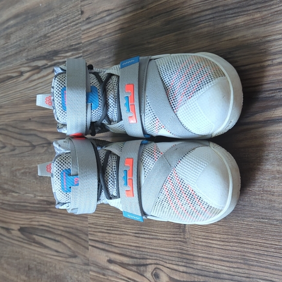 LeBron James Nike Basketball Shoes Limited Edition - Picture 4 of 8